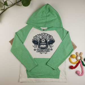 بلوز پسرانه آستین بلند طرح اسکیت کلاه دار، جیب دار سبز رنگ - 6 سال