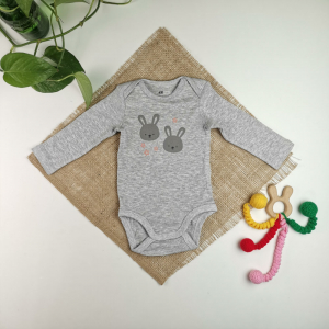 بادی نوزادی دخترانه آستین بلند برند h&m طرح خرگوش طوسی