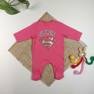 سرهمی نوزادی دخترانه آستین بلند طرح نوشته دار جورابدار صورتی رنگ