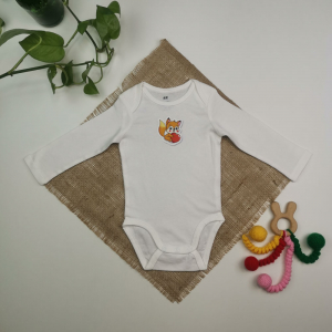 بادی نوزادی آستین بلند برند h&m طرح روباه سفید رنگ - 4-6 ماه