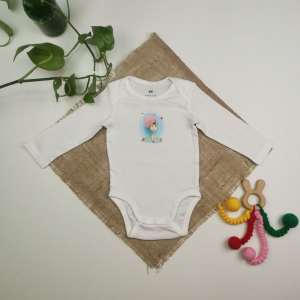 بادی نوزادی دخترانه آستین بلند برند h&m طرح زرافه سفید رنگ - 4-6 ماه