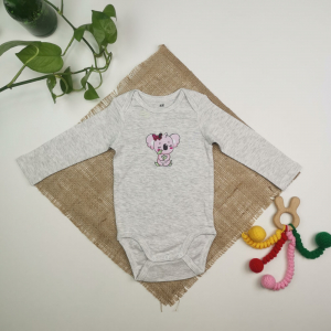 بادی نوزادی دخترانه آستین بلند برند h&m طرح کوآلا طوسی رنگ