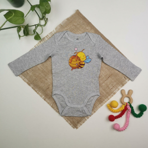 بادی نوزادی آستین بلند برند h&m طرح زنبور طوسی رنگ