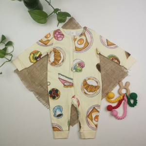 سرهمی نوزادی آستین بلند برند H&M طرح خوراکی دوزیپ کرمی رنگ