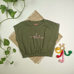 تاپ کراپ نوزادی دخترانه آستین تاپ برند pepperts طرح نوشته دار سبز تیره رنگ - 8-10 سال