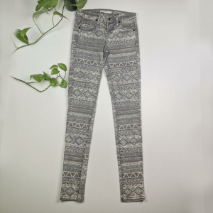 شلوار دخترانه جذب برند bershka طرح سنتی طوسی رنگ - سایز 32