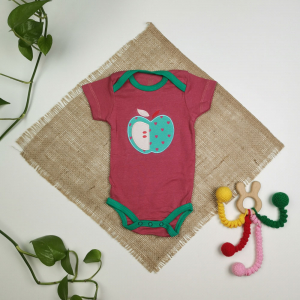 بادی نوزادی دخترانه آستین کوتاه طرح سیب کالباسی پررنگ رنگ - 0-3 ماه