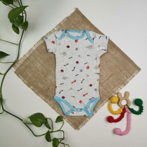 بادی نوزادی پسرانه آستین کوتاه طرح دریا طوسی رنگ - 3-6 ماه