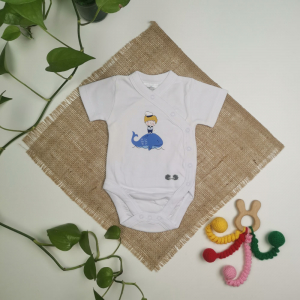 بادی نوزادی پسرانه آستین کوتاه برند twins طرح پسرک آبی رنگ