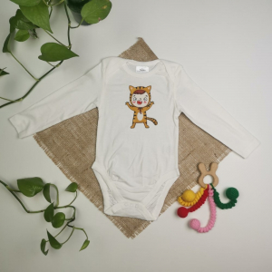 بادی نوزادی پسرانه آستین بلند برند twins طرح ببر قهوه ای رنگ