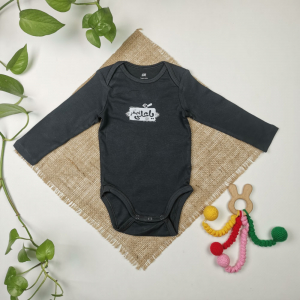 بادی نوزادی آستین بلند برند h&m طرح یا علی اصغر نوک مدادی رنگ