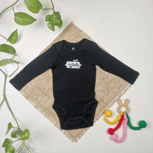 بادی نوزادی آستین بلند برند h&m طرح یا علی اصغر مشکی رنگ - 4-6 ماه