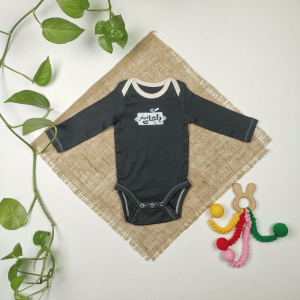 بادی نوزادی آستین بلند طرح یا علی اصغر نوک مدادی رنگ - 0-1 ماه