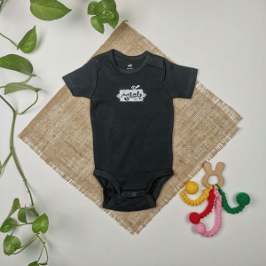 بادی نوزادی آستین کوتاه برند h&m طرح یا علی اصغر نوک مدادی رنگ