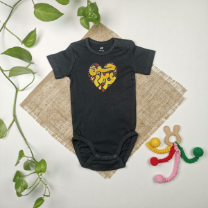 بادی نوزادی آستین کوتاه برند h&m طرح عزیزم حسین نوک مدادی رنگ