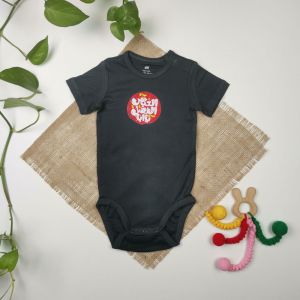 بادی نوزادی آستین کوتاه برند h&m طرح یا اباالفضل العباس نوک مدادی رنگ