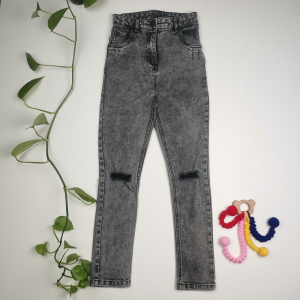 شلوار جین جذب برند Tu طرح پاره ذغالی رنگ - 10 سال