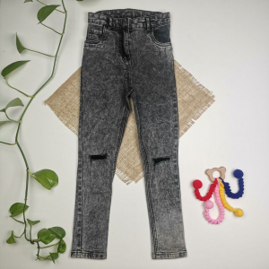 شلوار جین جذب برند Tu طرح پاره ذغالی رنگ - 9 سال
