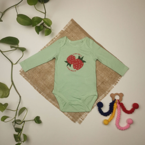 بادی نوزادی دخترانه آستین بلند طرح توت فرنگی سبز رنگ