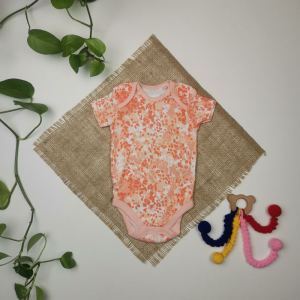 بادی نوزادی دخترانه آستین کوتاه طرح ارتشی جلو بسته نارنجی رنگ - 2-6 ماه