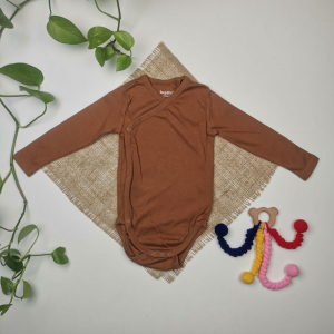 بادی نوزادی پسرانه آستین بلند برند لوپیلو طرح چپ و راستی قهوه ای رنگ - 6-12 ماه