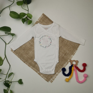 بادی نوزادی دخترانه آستین بلند برند لوپیلو طرح خرگوش چپ و راستی سفید رنگ - 2-6 ماه