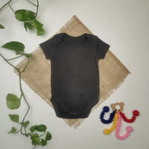 بادی نوزادی پسرانه آستین کوتاه طرح جلو بسته ذغالی رنگ - 9-12 ماه