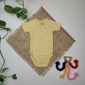 بادی نوزادی آستین کوتاه برند kiabi طرح راه راه چپ و راستی کرمی رنگ - 9 ماه