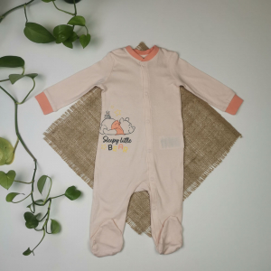 سرهمی نوزادی پسرانه آستین بلند برند Disney طرح خرس جورابدار کرمی رنگ - 4-6 ماه