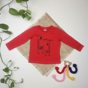 بلوز نوزادی آستین بلند برند لوپیلو طرح زرافه قرمز رنگ - 6-12 ماه