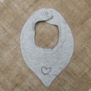 پیشبند نوزادی دخترانه طرح قلب طوسی رنگ - 0-6 ماه