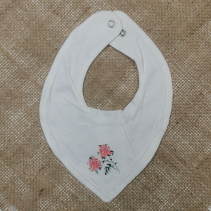 پیشبند نوزادی دخترانه طرح گل دار سفید رنگ - 0-6 ماه