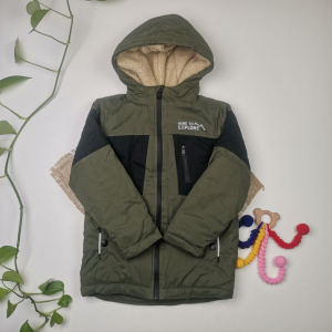 کاپشن پسرانه آستین بلند طرح نوشته دار جیب دار، دو لایه آستردار سبز ارتشی رنگ - 8-10 سال